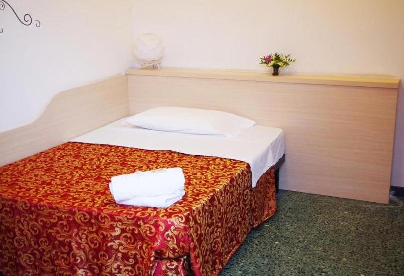 标准单人间, Centrale