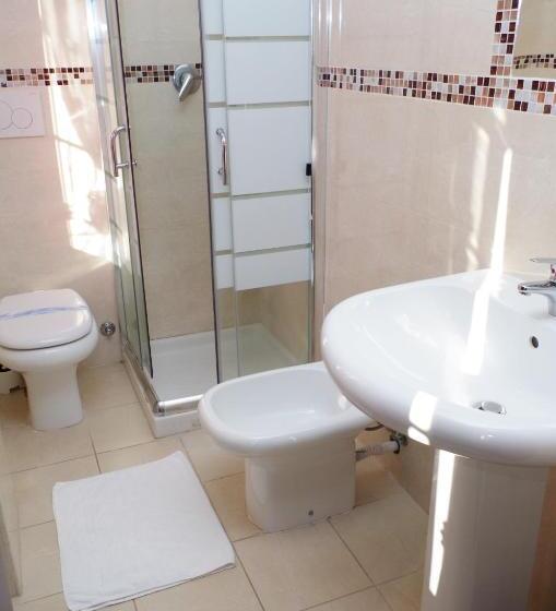 标准三人间, Centrale