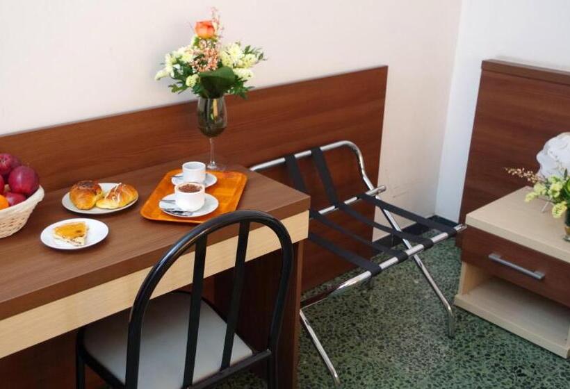 标准三人间, Centrale