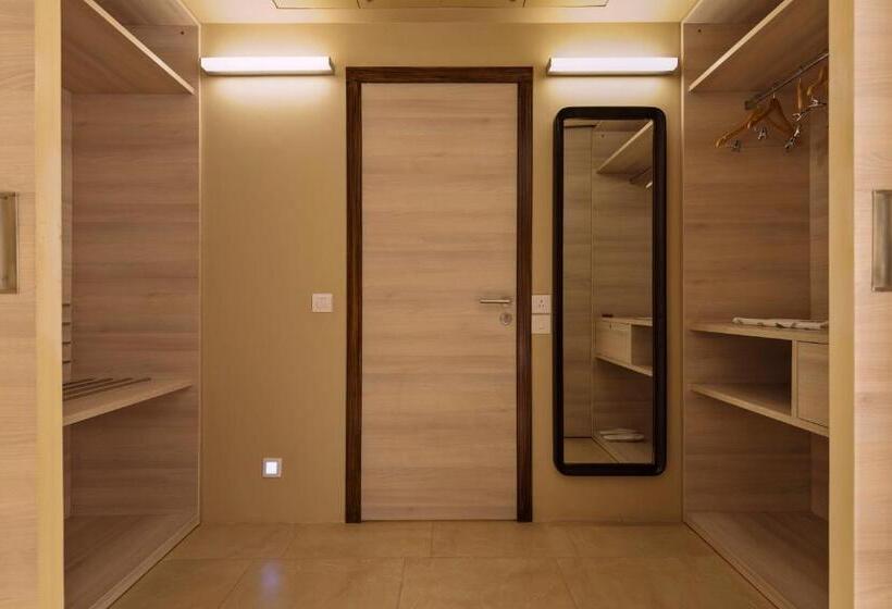 סוויטה, Pride Elite, Phaltan