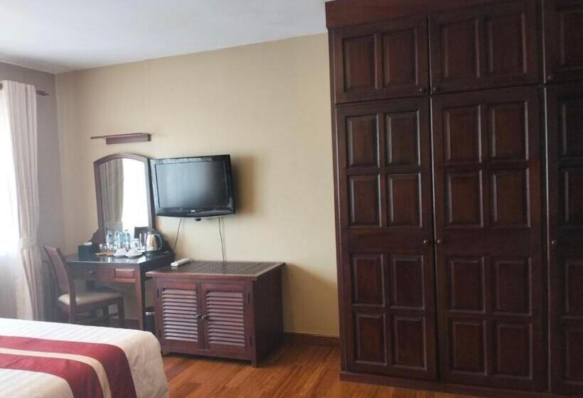 キングサイズベッドのスタンダードルーム, Lux Riverside Hotel & Apartment