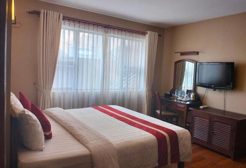 キングサイズベッドのスタンダードルーム, Lux Riverside Hotel & Apartment