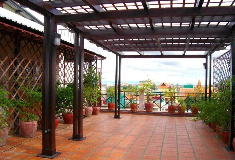 Deluxe room with river view, Lux Riverside Hotel & Apartment
