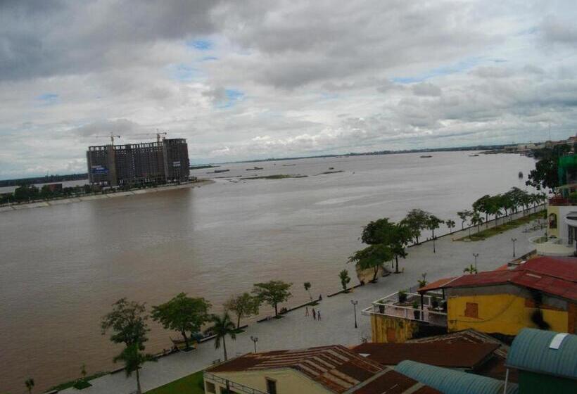 Deluxe room with river view, Lux Riverside Hotel & Apartment