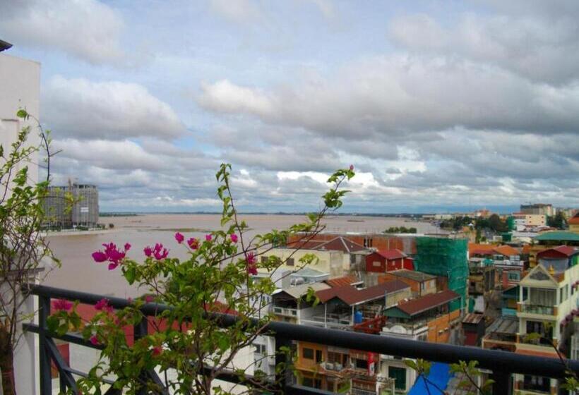 Deluxe room with river view, Lux Riverside Hotel & Apartment