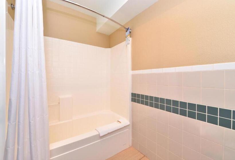 سوییت خانوادگی, Quality Inn & Suites Tacoma  Seattle