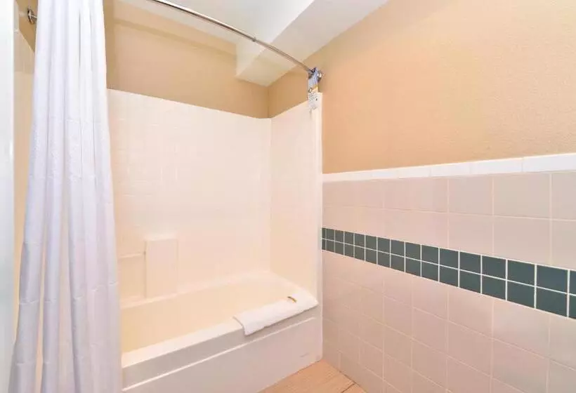 キングサイドベッドのスタンダードワンルーム, Quality Inn & Suites Tacoma  Seattle