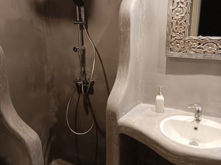 דירת משפחה, Navy Blue Suites