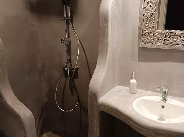 آپارتمان خانوادگی, Navy Blue Suites