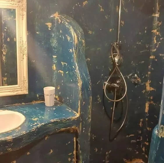 آپارتمان خانوادگی, Navy Blue Suites