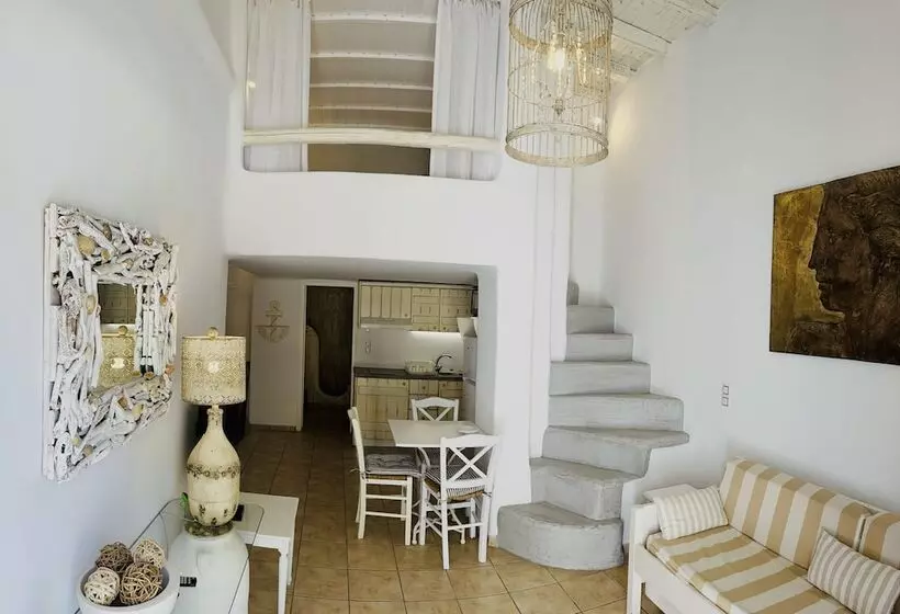 آپارتمان خانوادگی, Navy Blue Suites