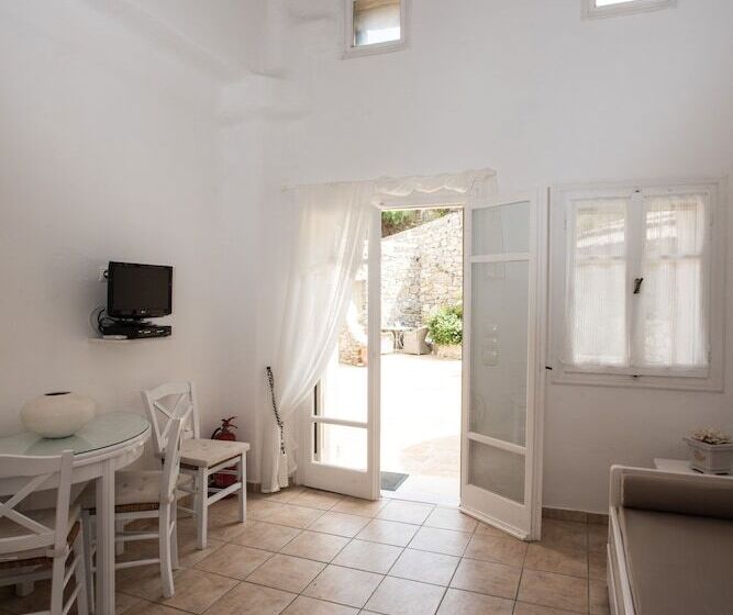 דירת משפחה, Navy Blue Suites