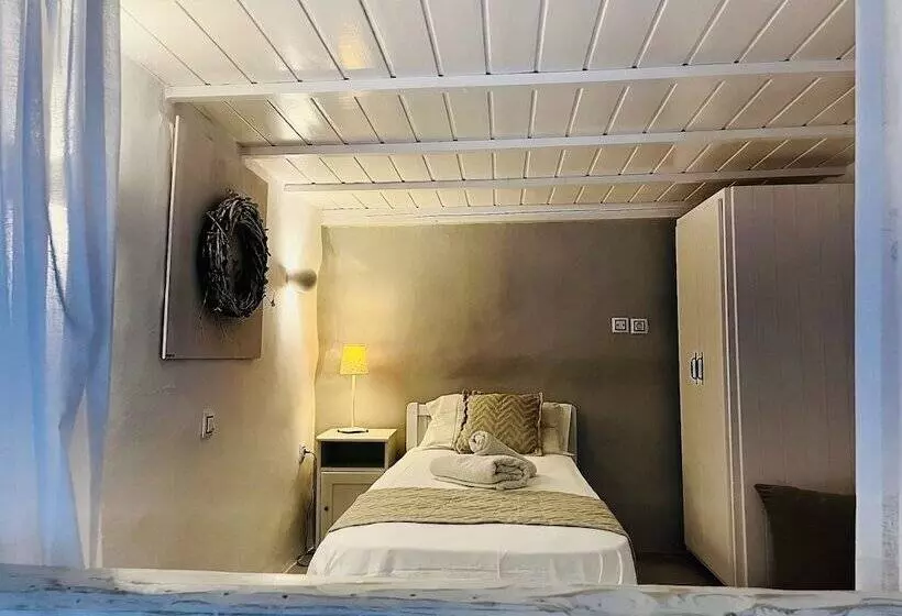 آپارتمان خانوادگی, Navy Blue Suites