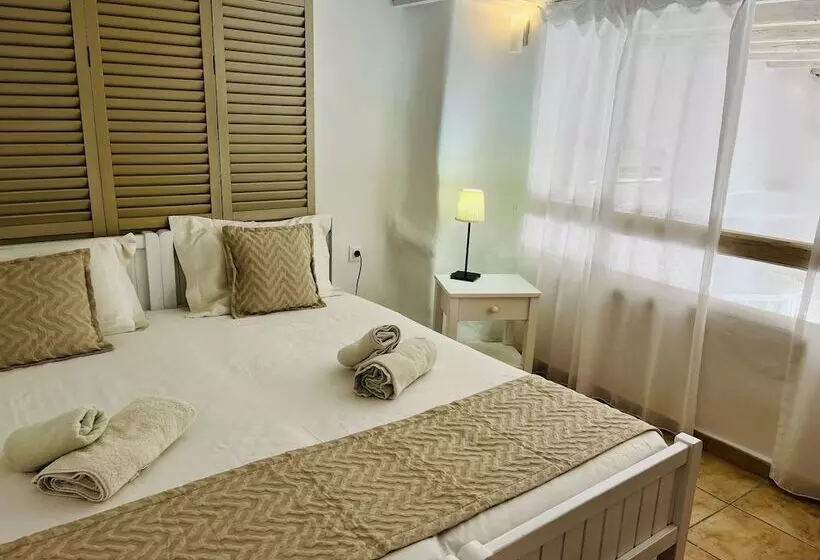 آپارتمان خانوادگی, Navy Blue Suites