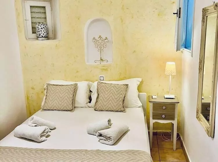آپارتمان خانوادگی, Navy Blue Suites