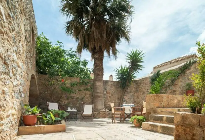 庭の見えるジュニアスイート, Menexes Suites Monemvasia