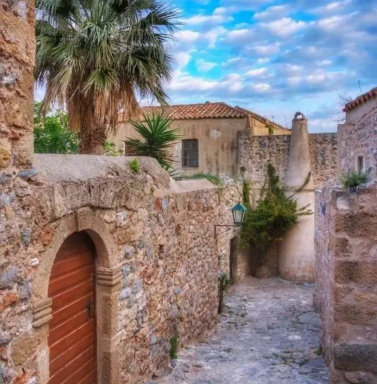 庭の見えるジュニアスイート, Menexes Suites Monemvasia