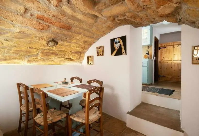 庭の見えるジュニアスイート, Menexes Suites Monemvasia