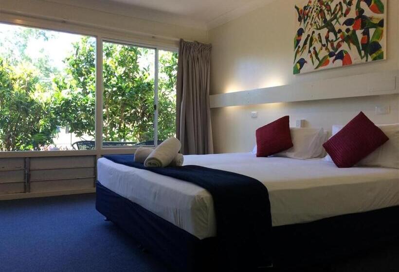 غرفة قياسية مطلّة علي حمام السباحة, Arcadia Village Motel