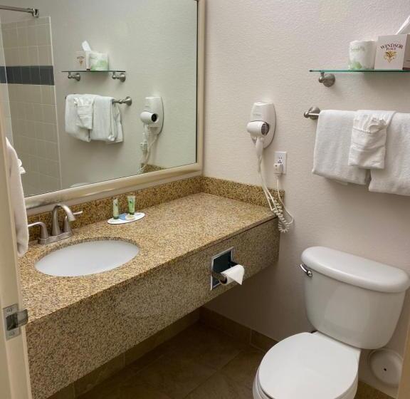 غرفة قياسية سرير كينج, A Riverside Inn Travelodge By Wyndham