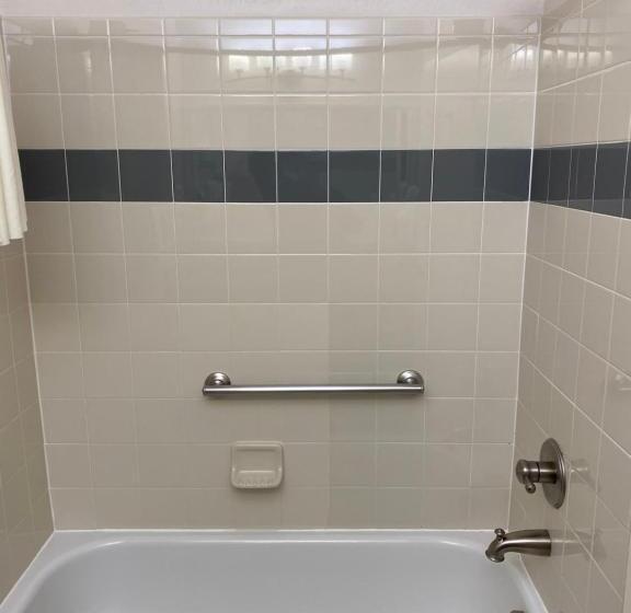 غرفة قياسية سرير كينج, A Riverside Inn Travelodge By Wyndham