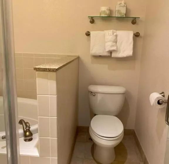 キングサイズベッドのスイートルーム, A Riverside Inn Travelodge By Wyndham