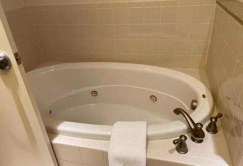 キングサイズベッドのスイートルーム, A Riverside Inn Travelodge By Wyndham