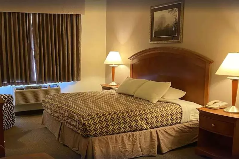 キングサイズベッドのスタンダードルーム, A Riverside Inn Travelodge By Wyndham