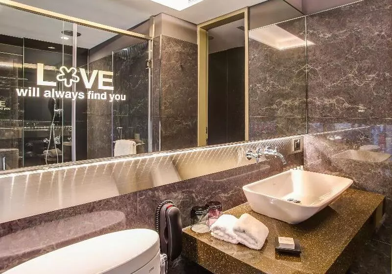 اتاق لوکس, Check Inn Taipei Nanjing