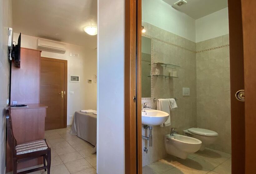 غرفة قياسية مزوَّدة بشُرفة, Victoria