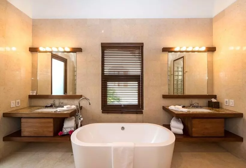 ویلای 2 خوابه با چشم‌انداز دریا, Las Verandas Hotel & Villas