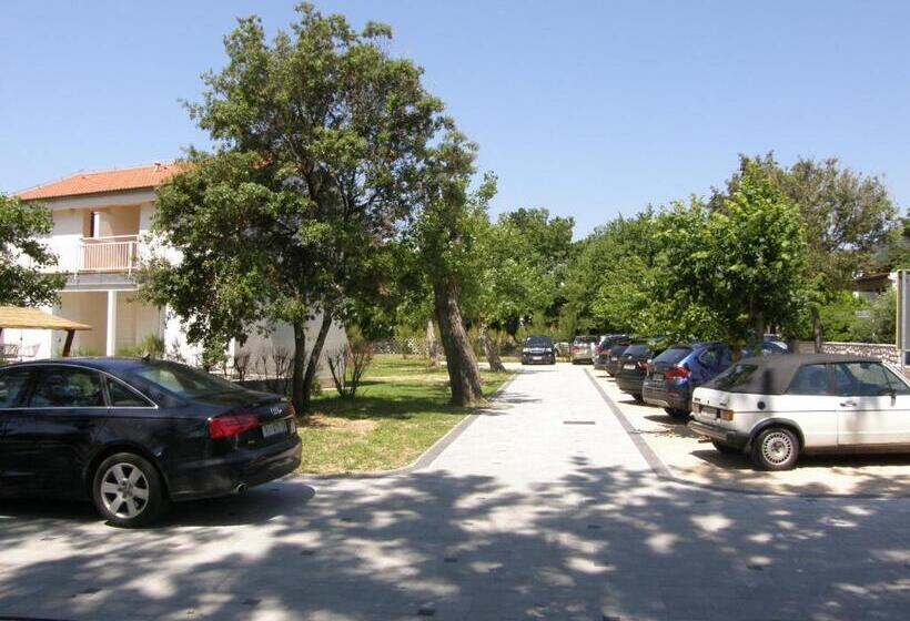 شقة غرفة واحدة, Villas Corinthia