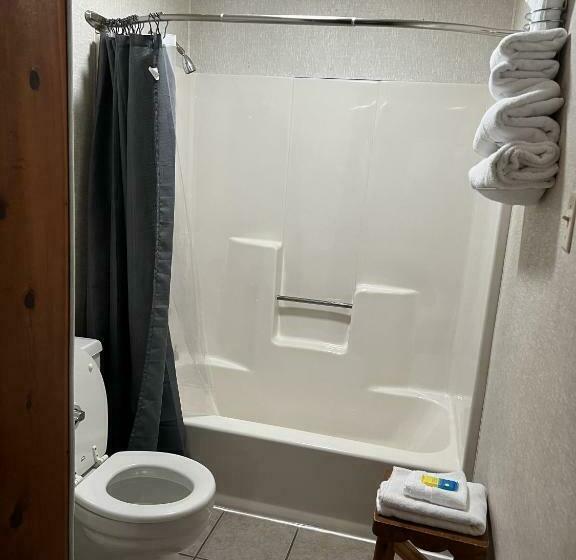 디럭스 룸, Cedars Motel