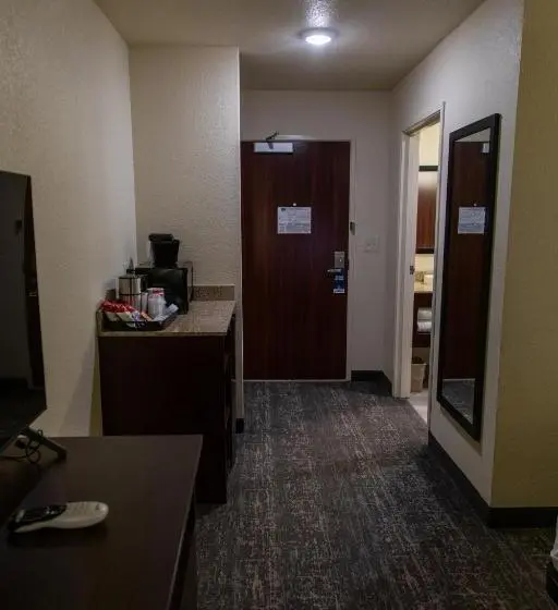 キングサイズベッドのデラックスルーム, Cobblestone Inn & Suites  Springfield