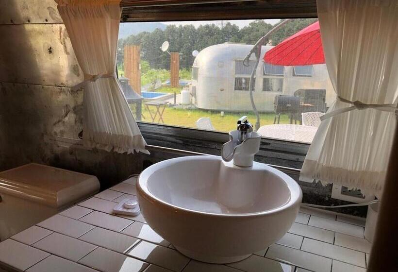 Quarto Estandar, Out Of Park