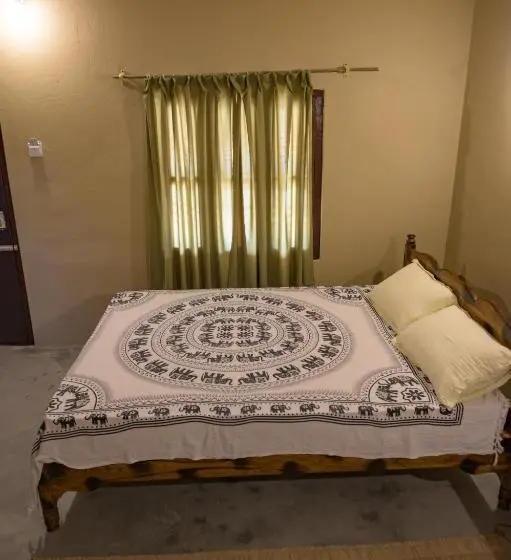 اتاق لوکس, Tharu Community Lodge