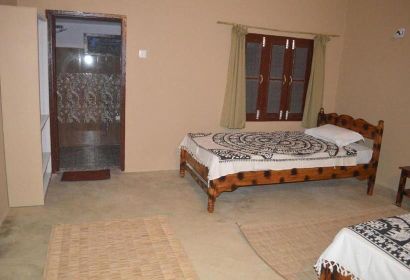 اتاق لوکس, Tharu Community Lodge