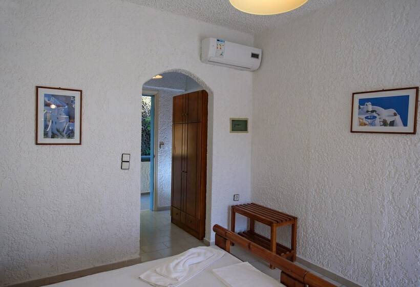 غرفة قياسية مطلّة علي الحديقة, Fevro