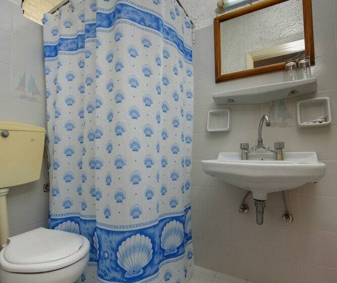 غرفة قياسية مطلّة علي الحديقة, Fevro