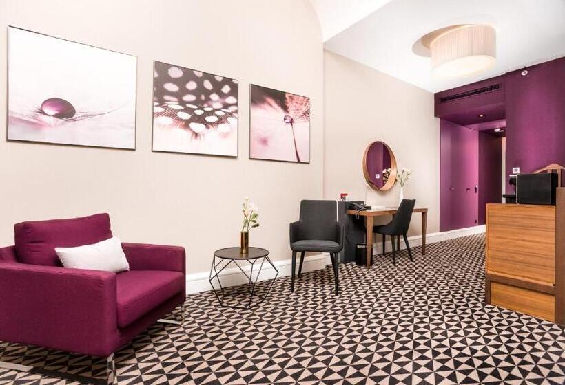 سوییت جونیور, Moments Budapest By Continental Group