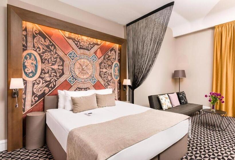 سوییت جونیور, Moments Budapest By Continental Group
