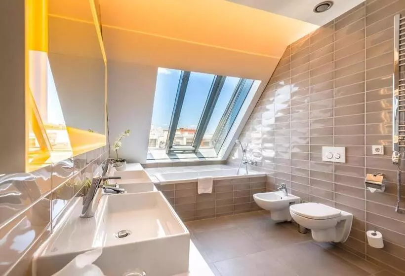 Suite with Terrace, Moments Budapest By Continental Group