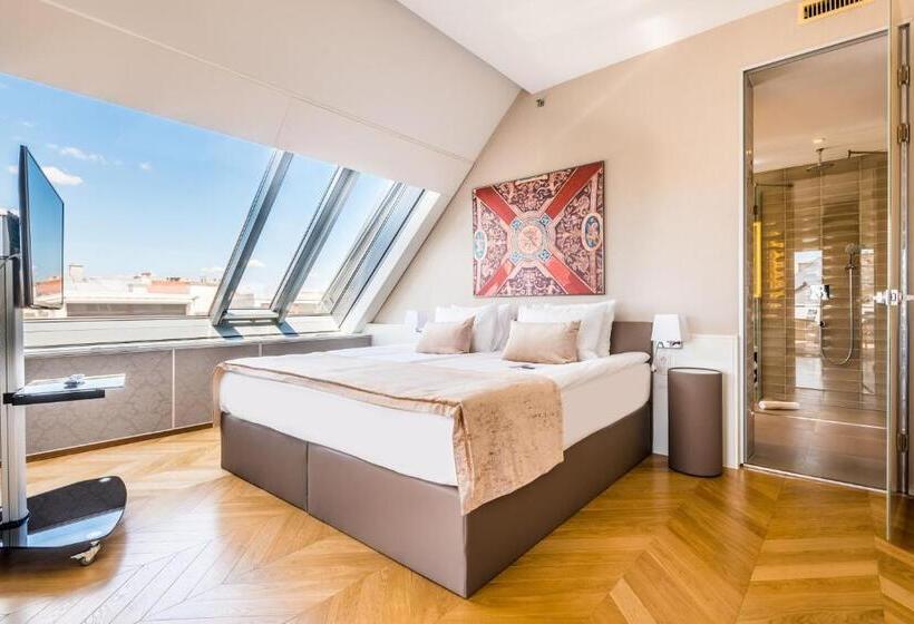 Suite with Terrace, Moments Budapest By Continental Group