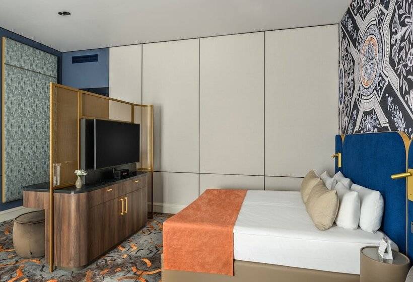 سوییت جونیور, Moments Budapest By Continental Group