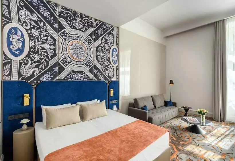 سوییت جونیور, Moments Budapest By Continental Group