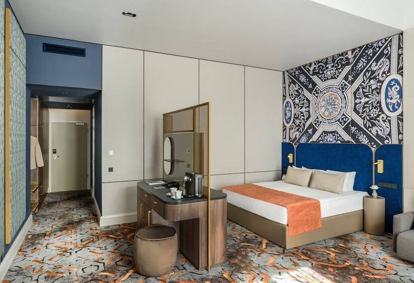 سوییت جونیور, Moments Budapest By Continental Group