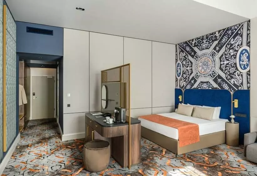 سوییت جونیور, Moments Budapest By Continental Group
