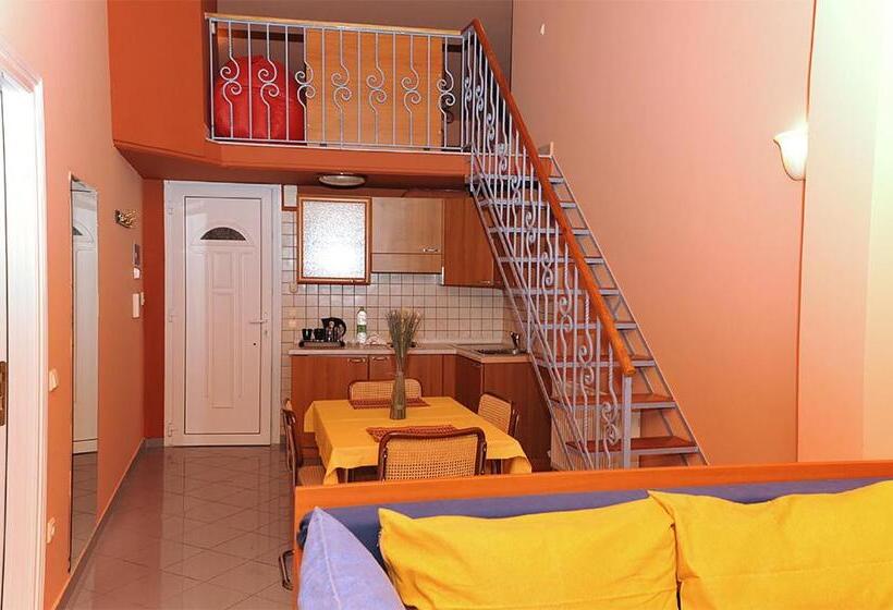 בקתה סופריור, Pelagos Studios