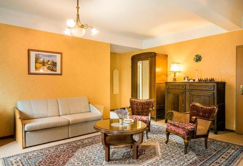 סוויטה עם מרפסת, Restaurant Le Cigalon