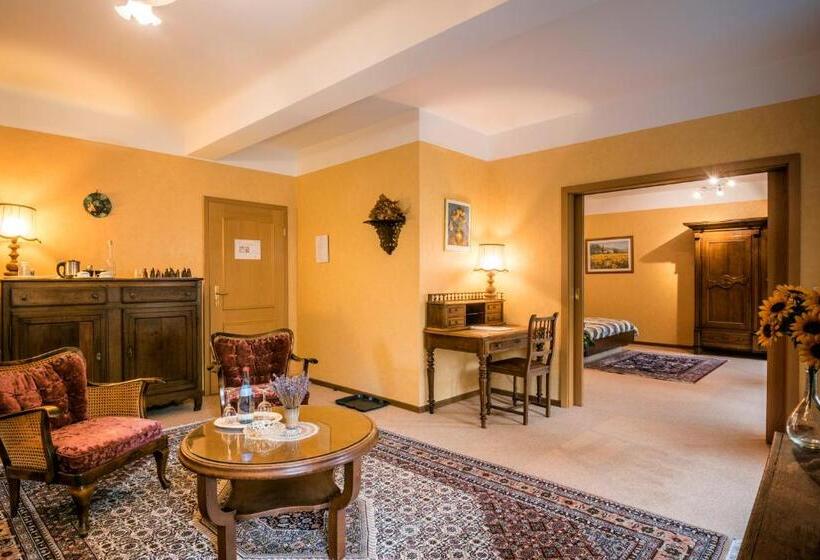 סוויטה עם מרפסת, Restaurant Le Cigalon